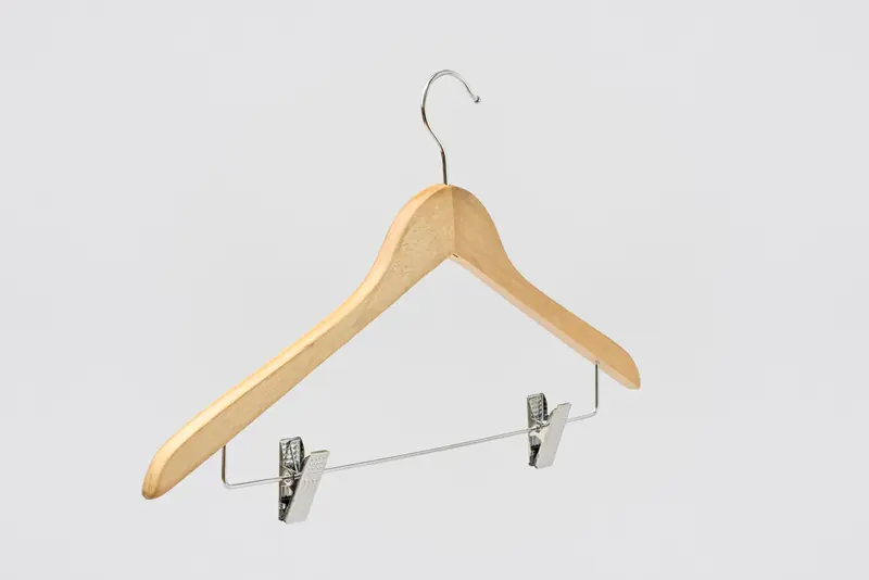 Percha de madera con gancho y barra de pinzas para pantalones y faldas