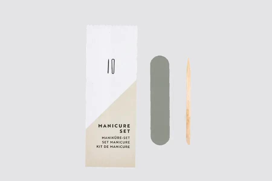 Set de manicura en sobre de papel con lima y limpiauñas de bambú