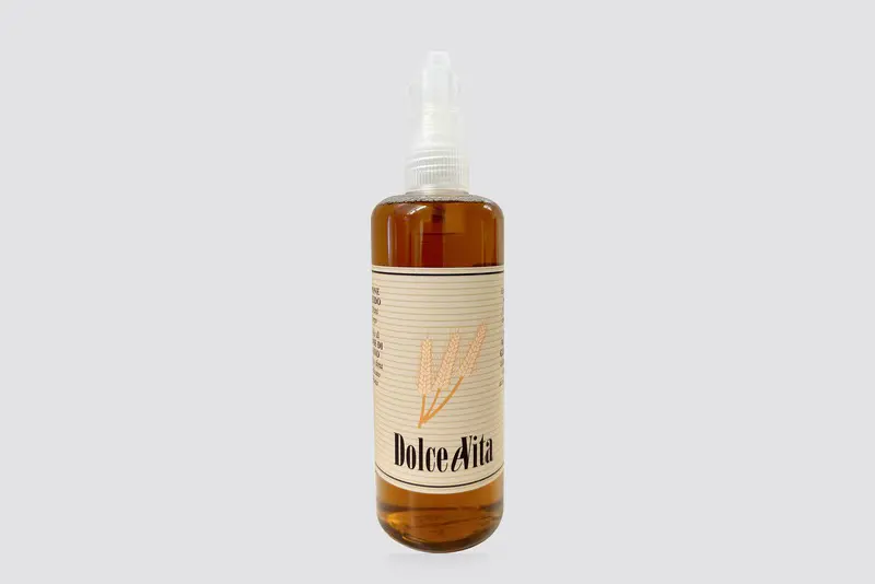 Dolce eVita – Spender 300 ml, Flüssigseife, mit Pumpspender vor hellgrauem Hintergrund
