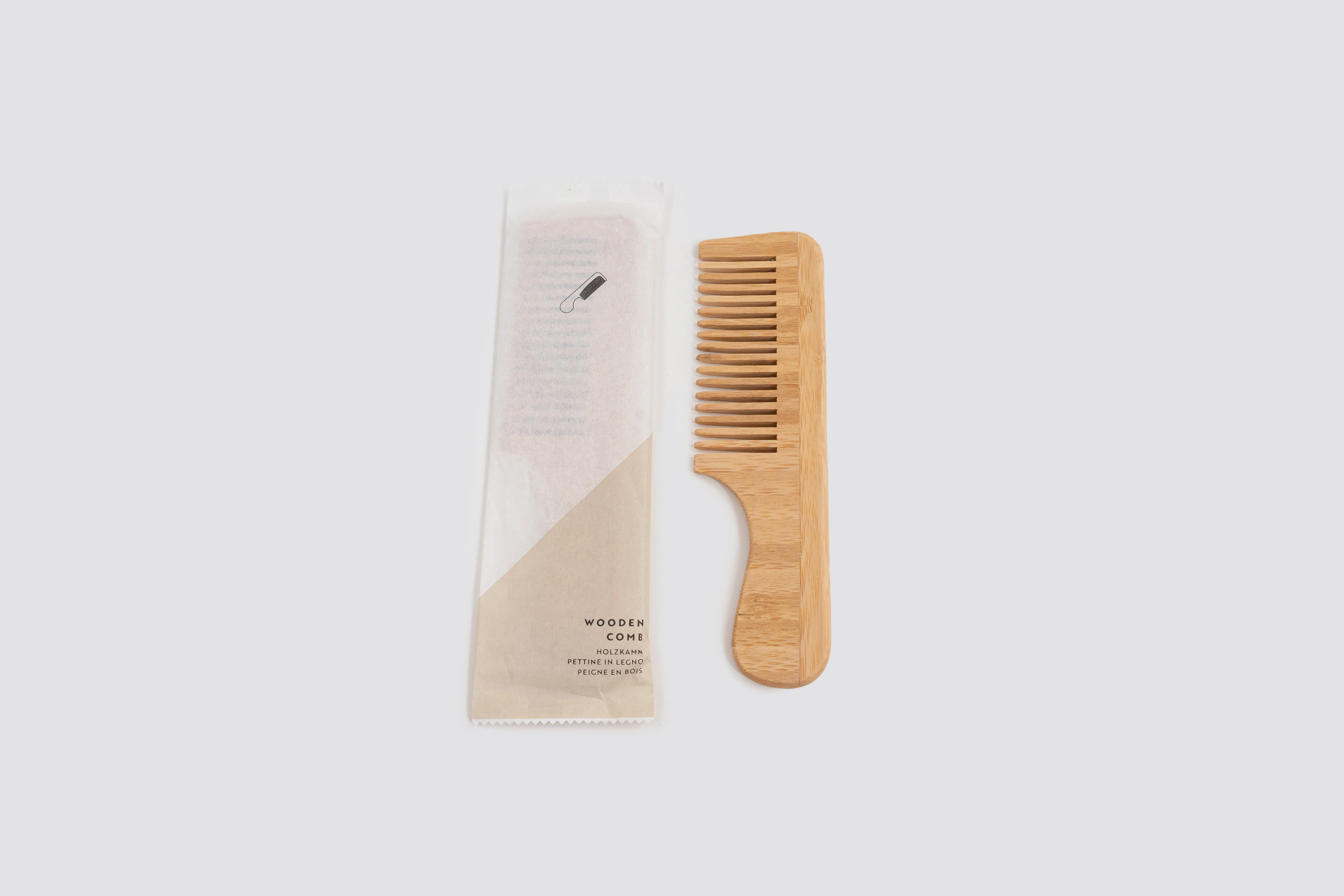 Peine de madera con mango de bambú en sobre de papel