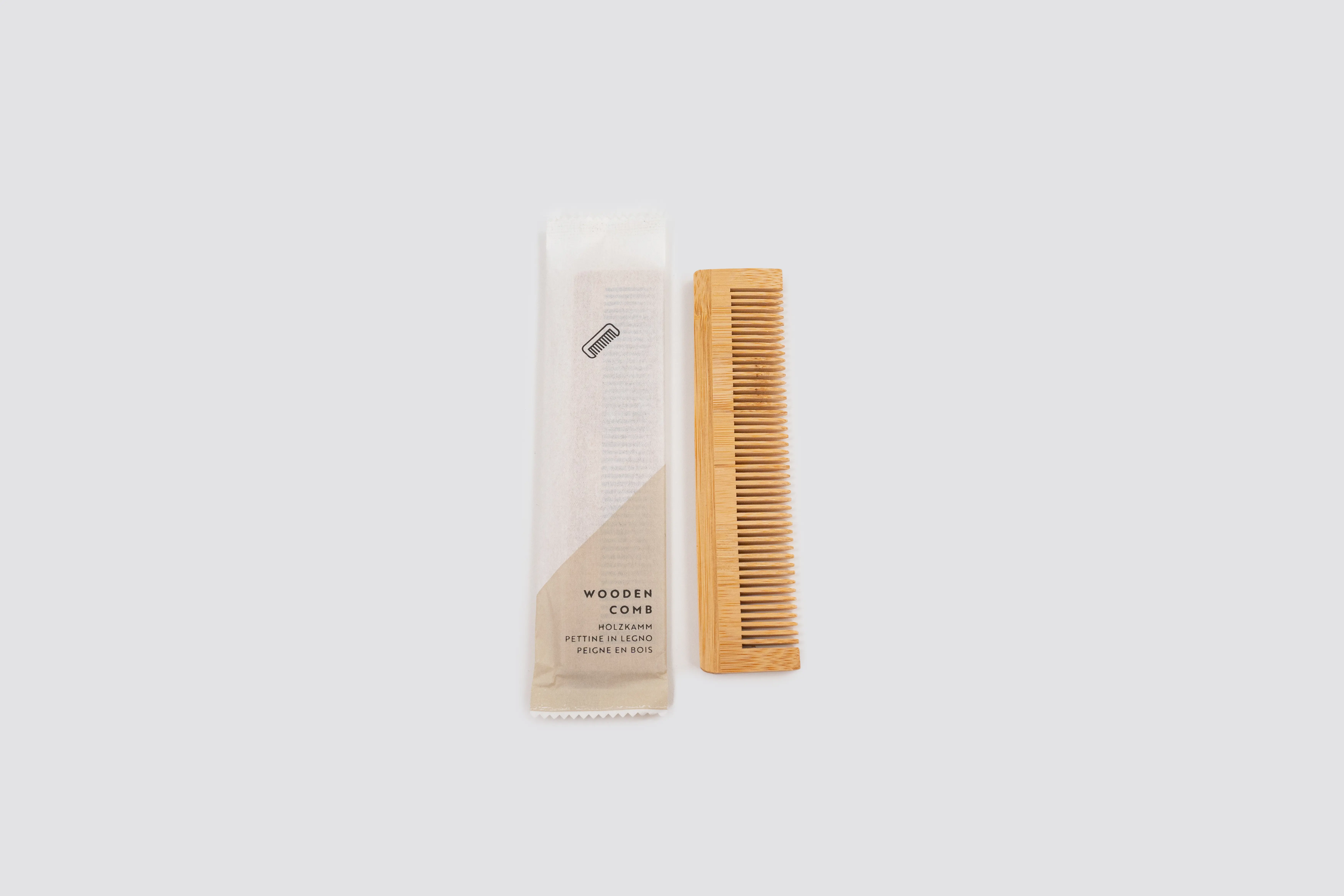 Peigne en bois à côté de son sachet papier, ligne Green Elegant