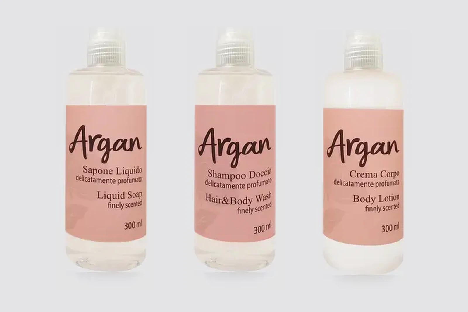 Argan Hotelkosmetik: drei Spender 300 ml nebeneinander, Fluessigseife, Haar- und Duschgel, Bodylotion