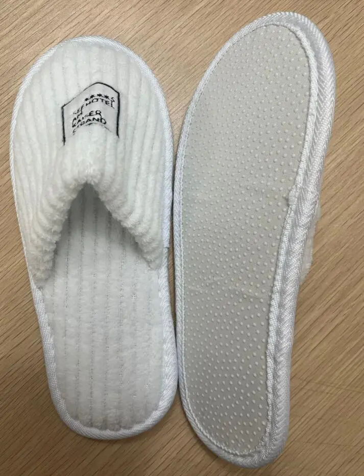 23017 SHK - S-Coral closed-toe, white, 24cm