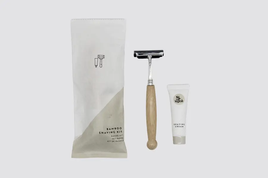 Set de afeitado en sobre de papel con maquinilla de doble hoja de bambú y crema de afeitar