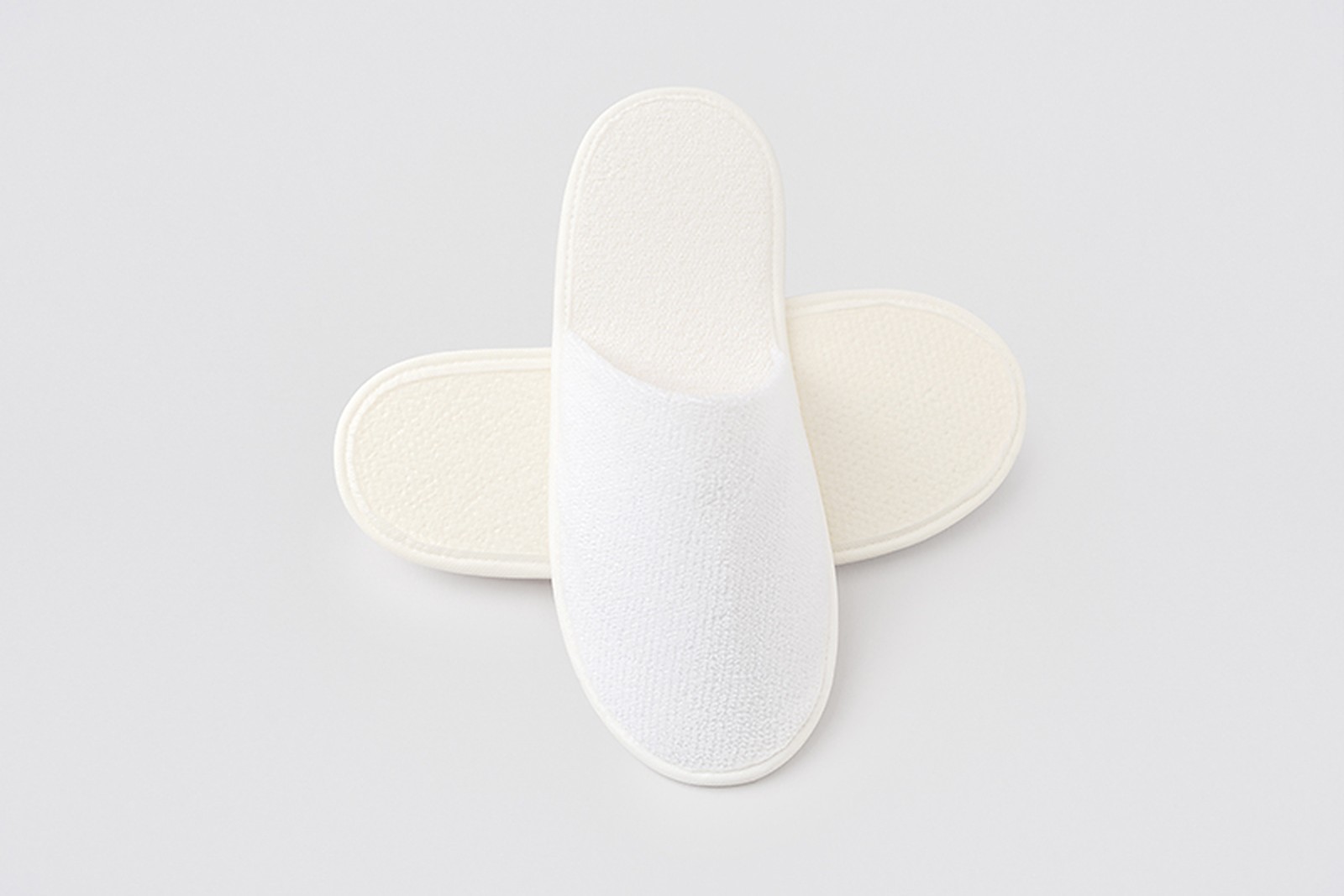 Classic Hotelslipper, weiss, geschlossen, Paar auf hellgrauem Grund
