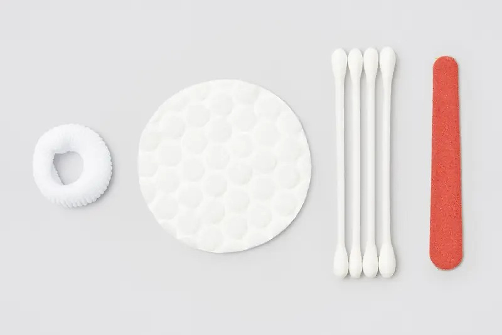 Vanity Kit mit Haargummi, Wattepads, Wattestäbchen und Nagelfeile