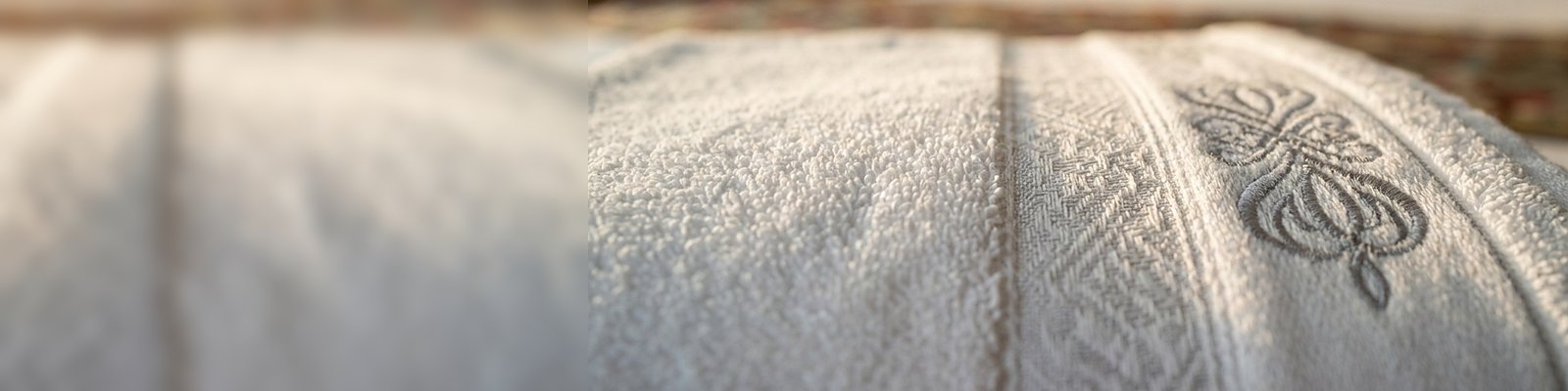 Bordüren-Detail: eingewebtes Jacquardband und aufgestickte Verzierung
