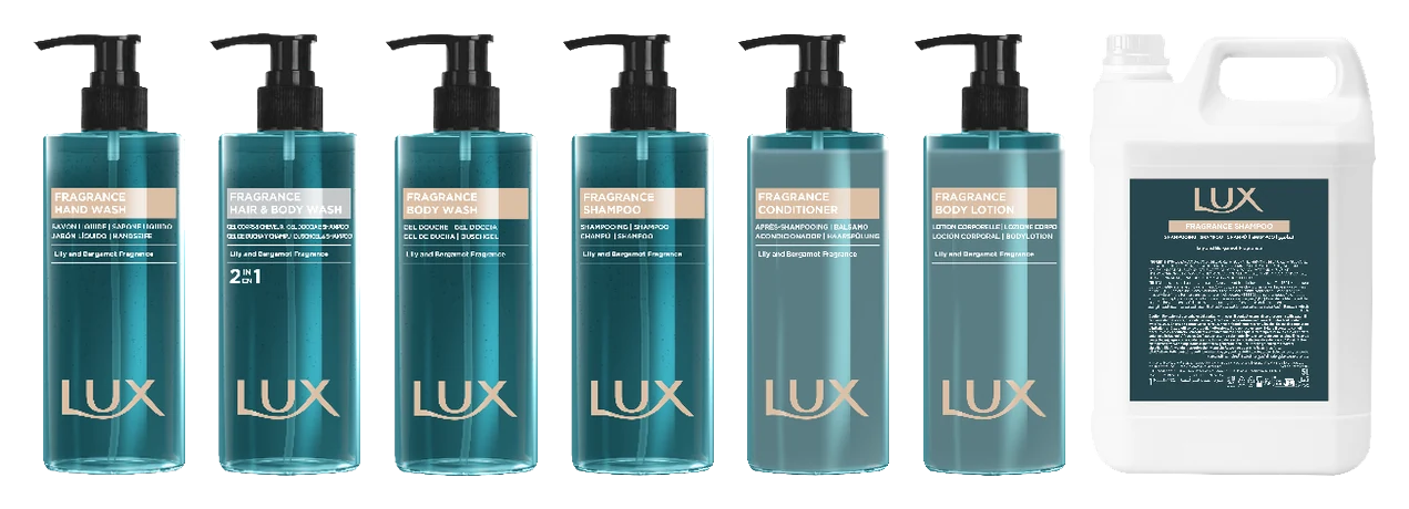 Cosmétique hôtelière Lux en un coup d'œil : six distributeurs de 500 ml avec savon pour les mains, gel corps et cheveux, gel douche, shampooing, après-shampooing et lait corporel, plus le bidon de recharge de 5 litres