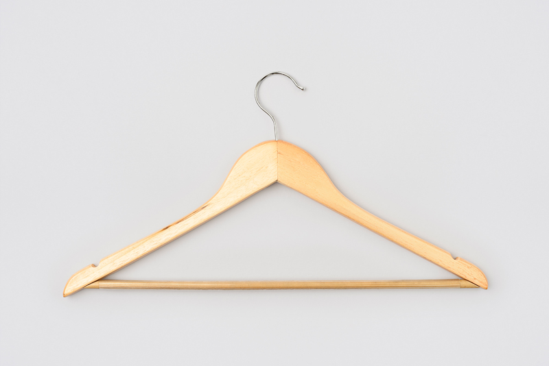 Percha de madera con gancho