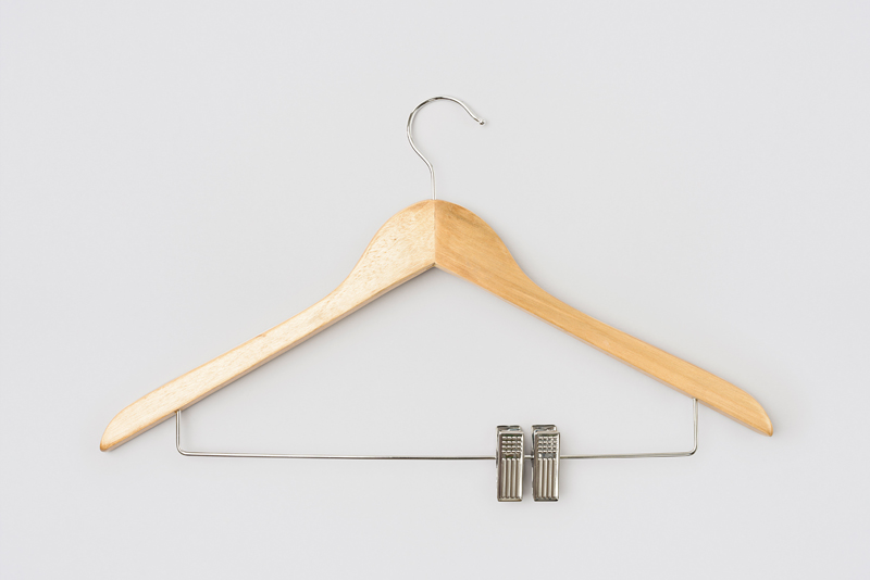 Percha de madera con gancho y pinzas