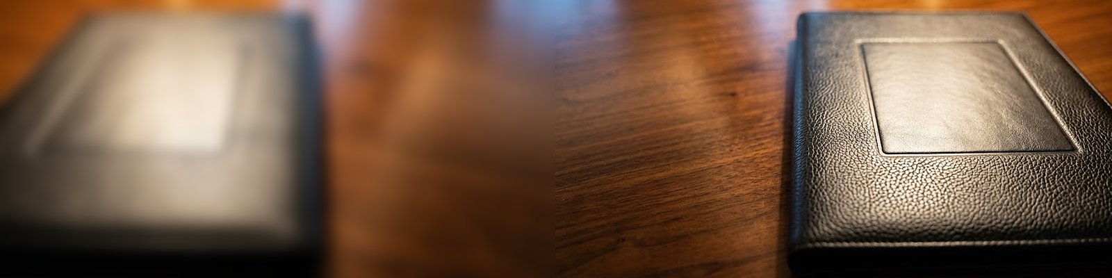 Primo piano della grana dell'ecopelle PU nera su una cartella ospiti con un'area impressa vuota in luce radente