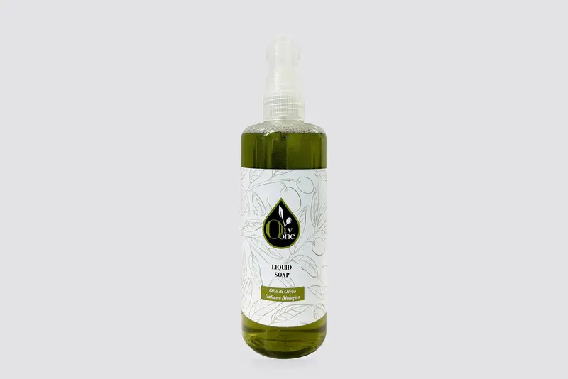 Oliv One – Spender 300 ml, Flüssigseife, mit Pumpspender vor hellgrauem Hintergrund