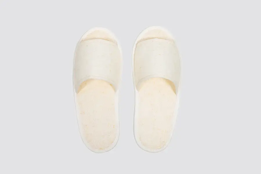 Camillia à bout ouvert, couleure naturelle, longueur 28,5cm, semelle en canne à sucre | chausson d’hôtel